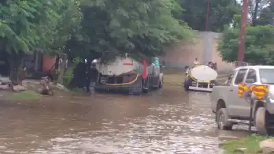 Barrio Tarapaya bajo el agua: el intenso operativo que mantiene en vilo a la zona norte