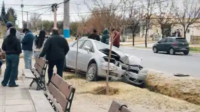 Salió de la ruta y el impacto dejó su auto destrozado: el increíble motivo