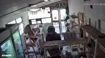 Robo en plena siesta: se hizo pasar por cliente, vació la caja y escapó en moto