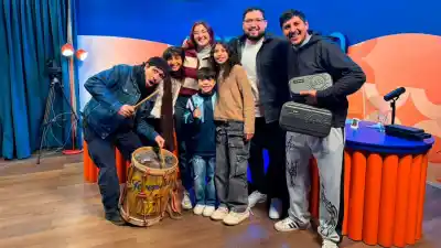 Un padre y sus dos hijos: la familia que deslumbró en el streaming con un instrumento poco común