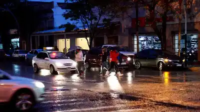 La lluvia volvió a Santiago y la ciudad amaneció con otra cara