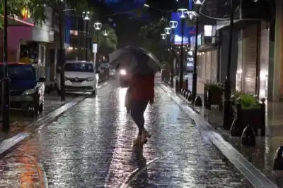 La lluvia volvió a sorprender a Santiago: calles mojadas y un marcado descenso de la temperatura