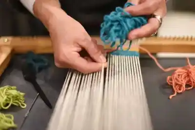 El arte textil del Neuquén se muestra en el Centro Cultural Alberdi: nueve tejedoras exponen sus obras