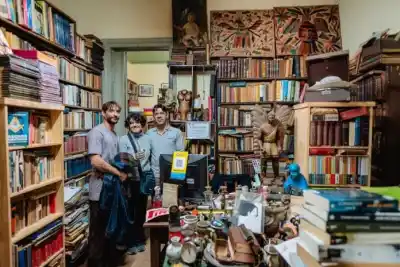 La histórica librería de Posadas que iba a cerrar recibió un rescate millonario en libros