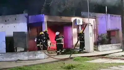 El fuego arrasó con todo en el barrio Roca: un escape desesperado y una pérdida que nadie esperaba