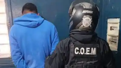 Escalofriante amenaza: un hombre armado con dos cuchillos aterrorizó a su hermana en San Antonio Sur
