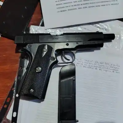 Una pelea por un arma prestada terminó con un disparo en la pierna y un detenido