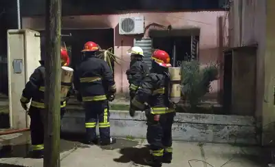 Se incendió una casa en barrio Roca y dos personas terminaron hospitalizadas