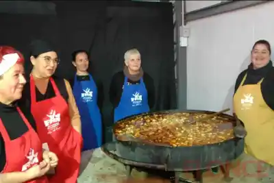 Un pollo al disco gigante para 250 personas: así es el preludio de la Fiesta Nacional de la Avicultura