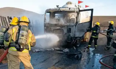 Alarma en Río Grande: evacuaron vecinos por un principio de incendio en un camión de Gas Austral