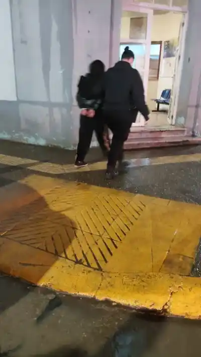 Atacó a un policía en la guardia de un hospital y el final fue inesperado