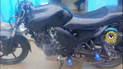 Cruzó en rojo, lo frenaron y el hallazgo en su moto complicó todo