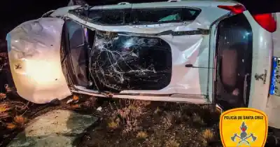 Un Peugeot 208 volcó en la Ruta 43 y los bomberos tuvieron que tomar una medida extrema
