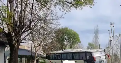 Un pozo sin solución en City Bell puso en riesgo a un colectivo con menores a bordo