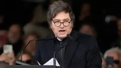 Milei vuelve a escena para blindar su plan económico en medio de la convocatoria masiva en Plaza de Mayo