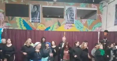 El teatro que cuenta La Plata con voz propia: llega “Húmedas Historias Platenses” a 71 y 15