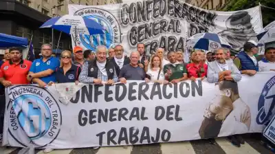 Doble reclamo este jueves: la CGT marcha al Ministerio de Economía y las pymes toman la Plaza de Mayo