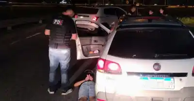 Operativo en Rosario: interceptaron un auto robado y lo que hallaron en una cochera complicó aún más al detenido