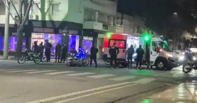 Impactante choque en hora pico: un auto y una moto protagonizaron un siniestro que mantiene en vilo a la zona