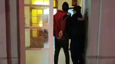 Pateó la puerta de la guardia del Hospital Regional y terminó detenido
