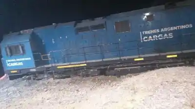 Un tren de carga descarriló en Las Heras tras impactar con escombros y fuego en las vías