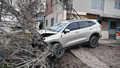 Chocó contra un poste en Roca, terminó en una vereda y el alcohol estuvo presente