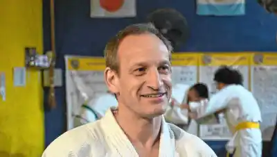 El cirujano que cambia el bisturí por el judogi: la doble vida de Ariel Yoiris en Roca