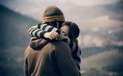El curioso efecto que produce un abrazo en tu cuerpo y que la ciencia acaba de confirmar