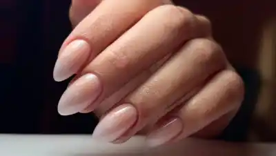 El minimalismo conquista las manos: la nueva elegancia que no necesita adornos
