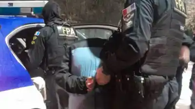 Tres menores en moto intentaron eludir un control y terminaron detenidos