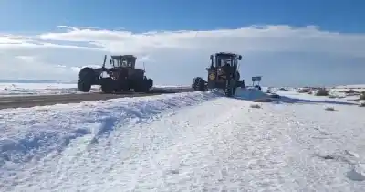 El video que muestra el drama de la Ruta 40: la nieve obliga a usar 4x4