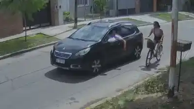 Una ciclista fue tocada por un desconocido en plena calle: el video que lo expone y su desgarrador relato