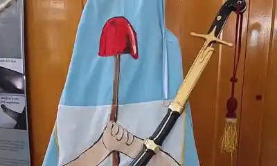 La réplica del sable corvo de San Martín que se exhibe en Trelew y nadie quiere perderse