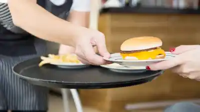 Sueldos en comida rápida: cuánto cobran en agosto con el nuevo adicional