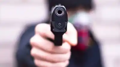 Una mujer fue atacada y encerrada por un ladrón armado en su propia casa