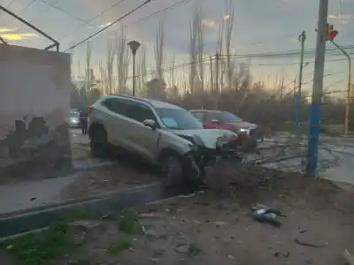 Chocó alcoholizado contra un poste de luz y su camioneta terminó sobre la vereda
