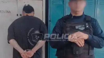 Tensión en Gran Neuquén Norte: balearon dos autos y hallaron una pistola en un techo