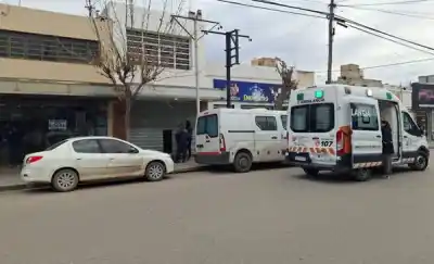 Tres asaltantes entraron a una joyería de Trelew y uno terminó muerto: qué pasó