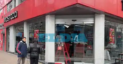Insólito robo en Mostaza de La Plata: rompió el blindex, se llevó gaseosas y queso, y dejó una sorpresa desagradable