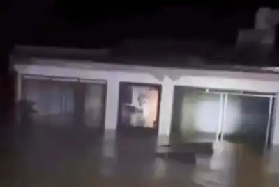 El río se desbordó en Graneros: cortes de luz y barrios bajo el agua en medio de la emergencia