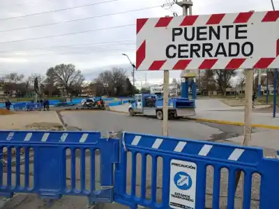 Cortan el puente de calle Maipú en Roca: cuánto tiempo estará cerrado y por qué
