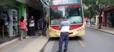 El dato que enfurece a los usuarios del colectivo en la capital: 9 de cada 10 quejas son por esto
