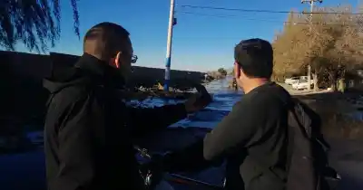 El agua tapó una calle de Rawson y los vecinos ya no saben a quién reclamar