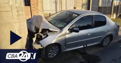 Impactante choque en barrio Cárcano: un auto terminó incrustado contra un poste y dejó a un herido