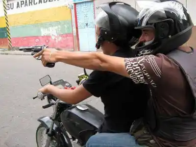El Ceibal: lo arrojaron al piso y con un arma en el cuello le robaron las zapatillas y la billetera