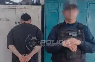 Un ataque a tiros en plena calle sacudió Gran Neuquén Norte: un hombre demorado y una pistola oculta en el techo