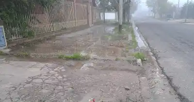 Un desborde cloacal mantiene en vilo a los vecinos de Tolosa: temen por su salud