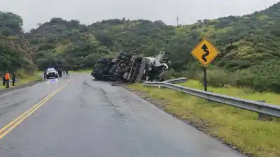 Impactante vuelco en la cuesta de El Portezuelo: conductor quedó atrapado tras perder el control