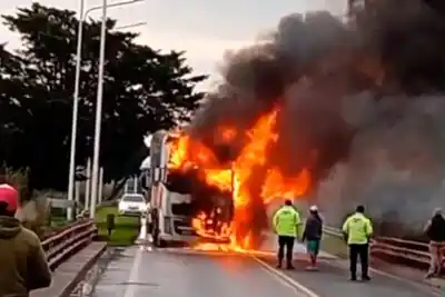 Alerta en Ruta 12: un camión cargado de papas se incendió y el fuego arrasó con la cabina
