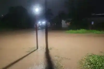 Tormenta eléctrica deja a oscuras una ciudad santiagueña: el caos que se vivió en las calles